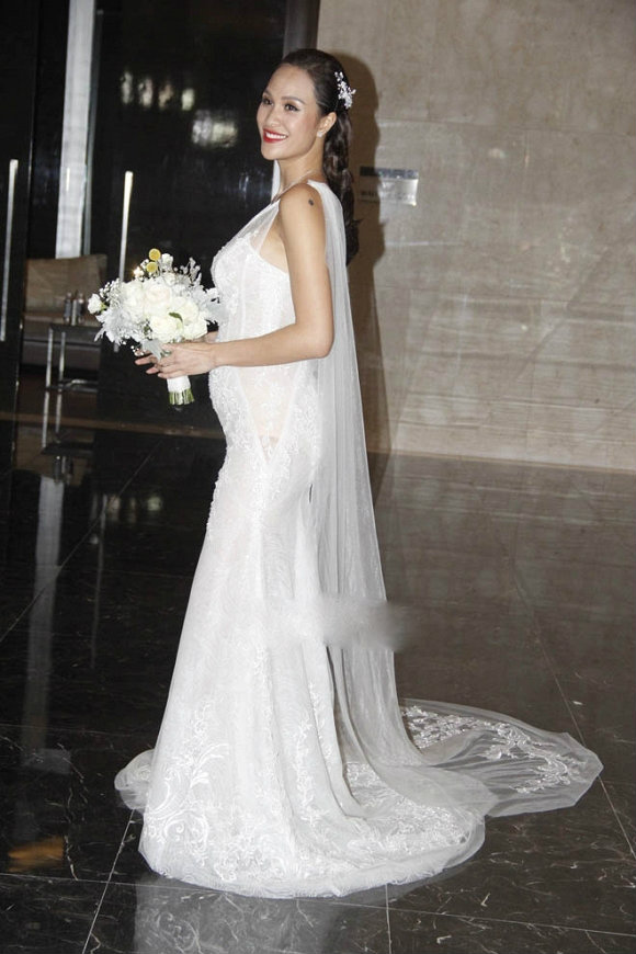 Tối 15/6, đám cưới của Phương Mai và chồng được diễn ra tại khách sạn nổi tiếng ở Hà Nội. Nhưng người đẹp lại một lần nữa bị 