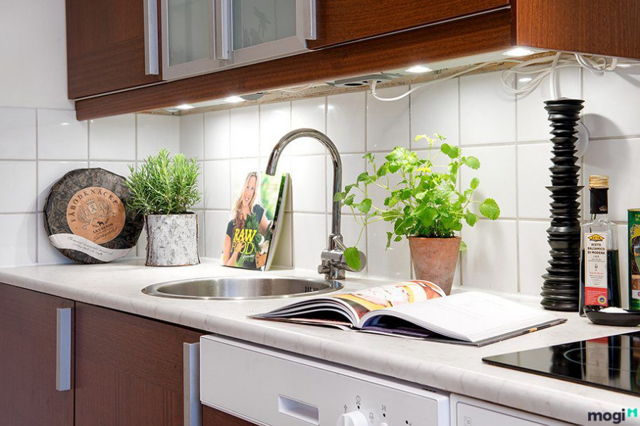 Đặt bếp tránh cửa phòng vệ sinh