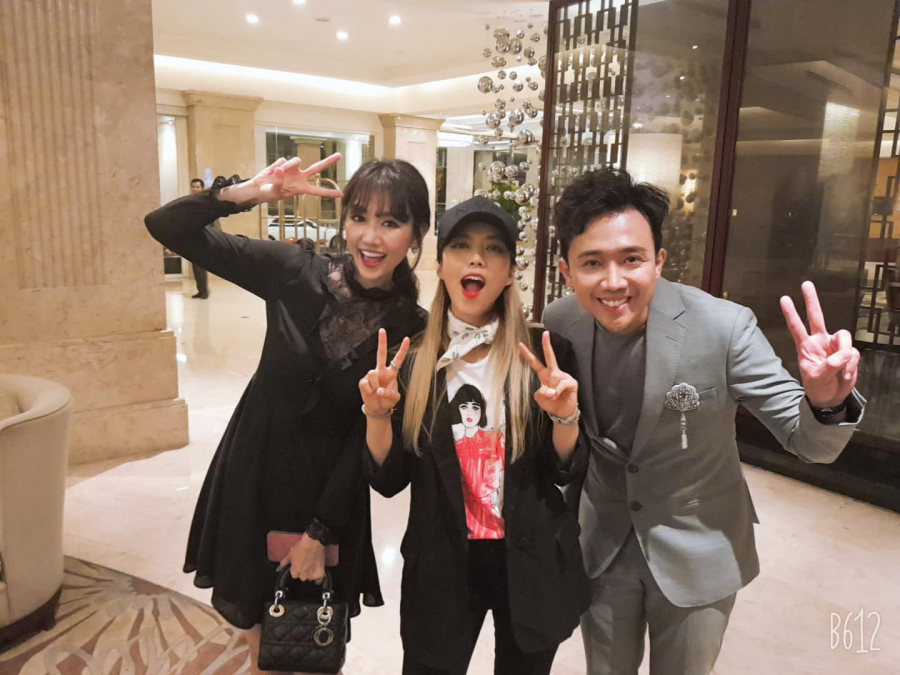 Có mặt để đón tiếp Kim SoHyang, vợ chồng Trần Thành - Hari Won không giấu được sự hào hứng vì có dịp gặp gỡ Diva hàng đầu Kpop.