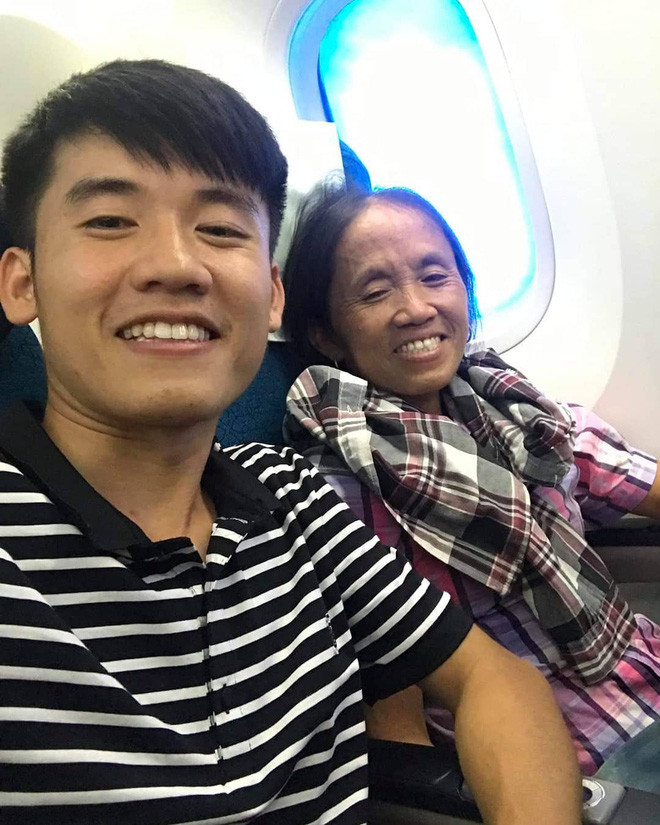 Bà Tân Vlog lần đầu tiên đi máy bay cùng con trai.