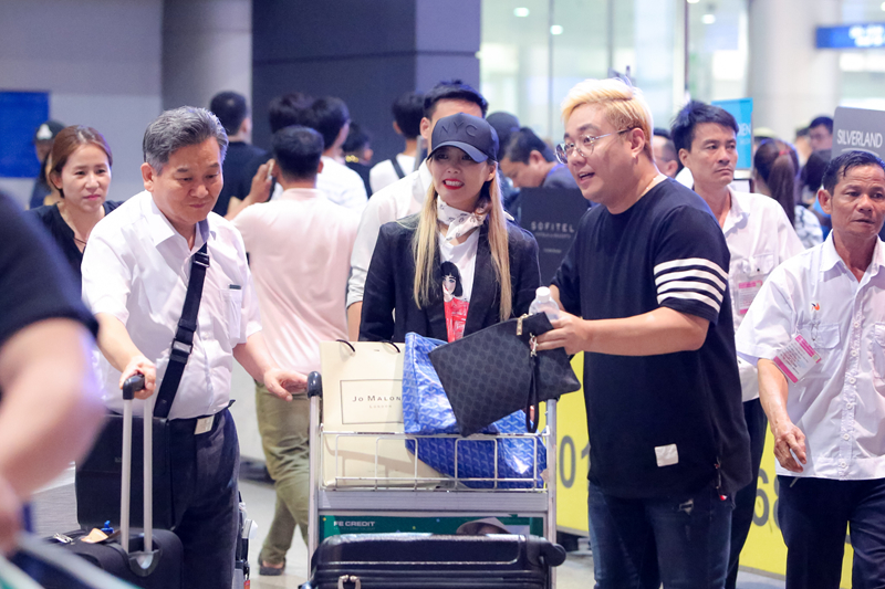 Kim SoHyang khoe nhan sắc rạng rỡ, tươi tắn khi xuất hiện tại sân bay Tân Sơn Nhất