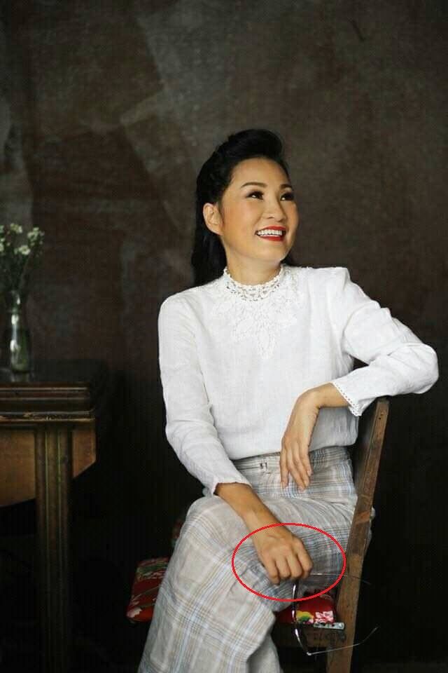 Hồng Đào không còn đeo nhẫn cưới