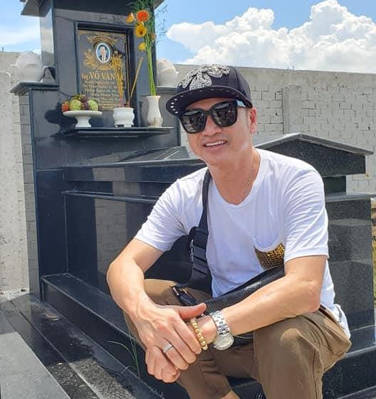 Nghệ sĩ Quang Minh về thăm mộ ba mẹ ở Long An.    