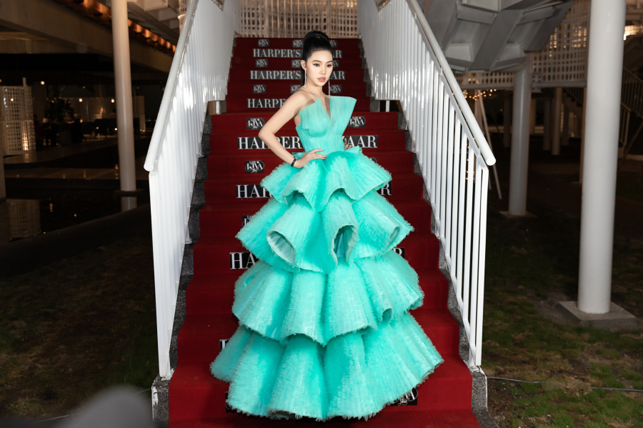 Chiếc đầm xanh ngọc xếp tầng hoành tráng của Hoa hậu Jolie Nguyễn dễ khiến người nhìn liên tưởng đến... giấy gói quà hoặc bánh kem