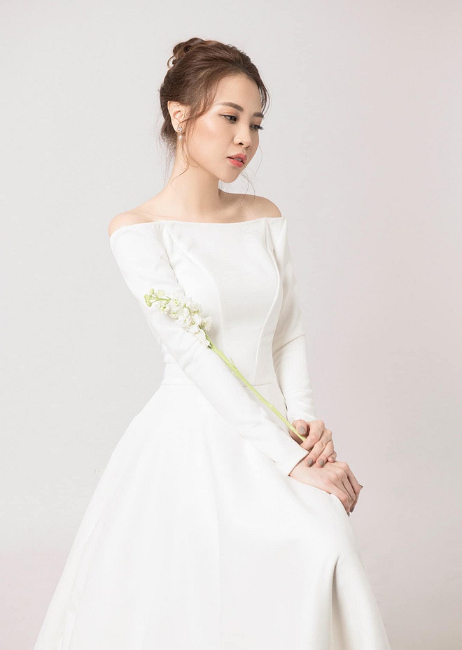 Có thể thấy, Đàm Thu Trang rất chuộng phong cách đơn giản, tinh tế khi hầu hết ảnh cưới hay váy cưới đều màu trắng và vô cùng tối giản.