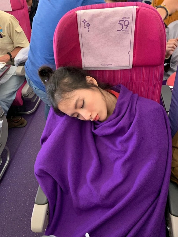 Khoảnh khắc ngủ gật trên máy bay của Angela Phương Trinh đã nhận được cơn mưa lời khen từ dân mạng: 