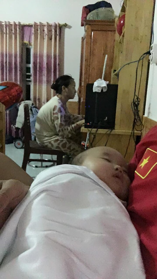 Thậm chí anh chồng còn phải bế con để cô vợ này chơi game.