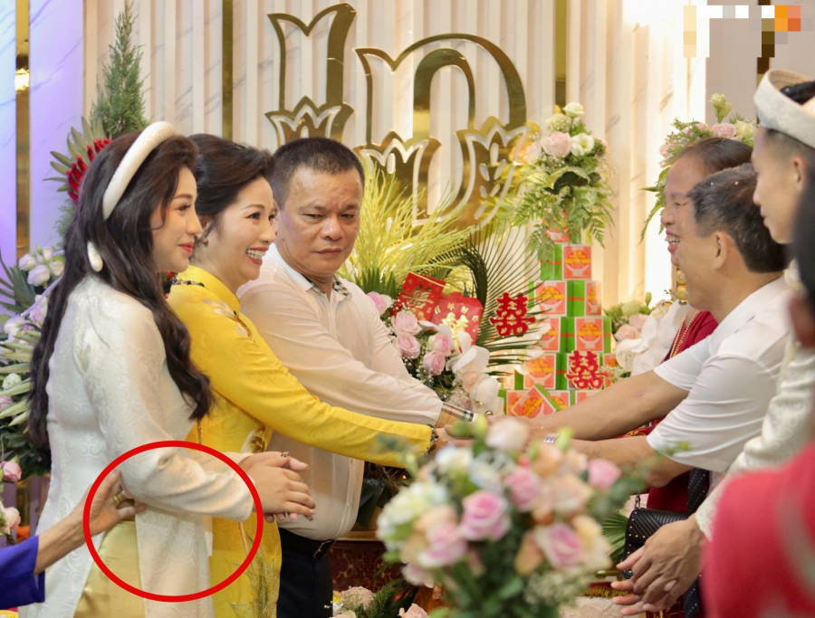 Cô dâu Khánh Linh để lộ vòng 2 lớn, gương mặt cũng phát tướng làm dấy lên tin đồn đang mang thai.    