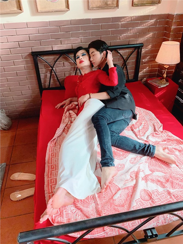 Cris Phan bất ngờ đăng tải hình ảnh ấu yếm trên giường mới một người được gọi là tình cũ. Khoảnh khắc thân mật 
