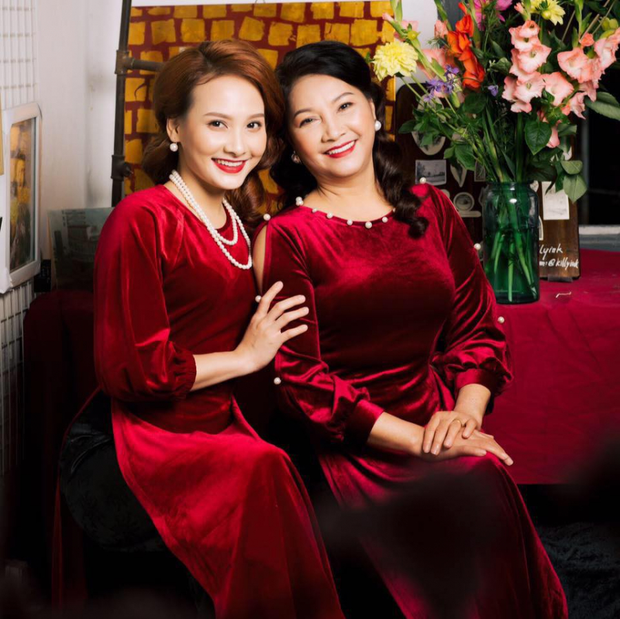 Mẹ Bảo Thanh nhận nhiều lời khen ngợi vì nhan sắc trẻ trung khi đọ sắc cùng con gái.