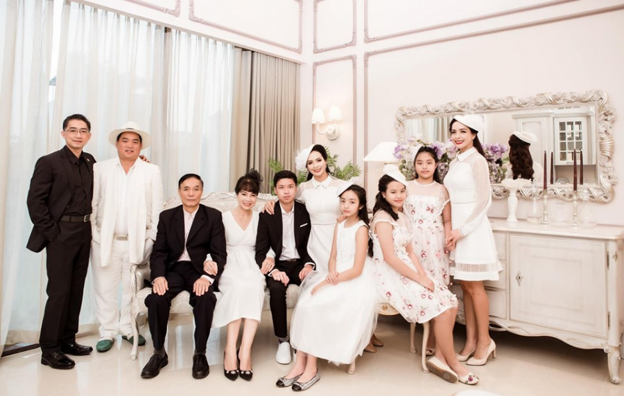 Thuý Hạnh đăng tải hình ảnh đại gia đình đẹp như mơ để chúc mừng ngày Gia đình Việt Nam kèm chia sẻ xúc động: 