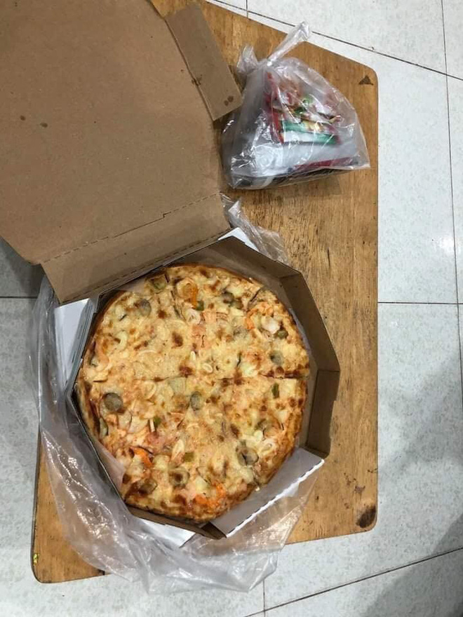 Chiếc pizza mà shipper bị khách 