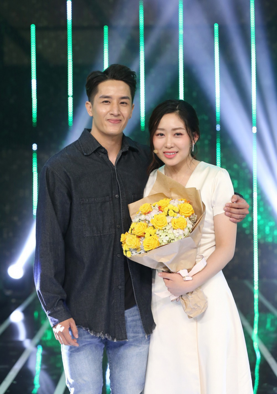Huy Phong nên duyên với cô bạn Thùy Linh ở tập 8 mùa 1 và cả 2 là một trong những cặp hẹn hò 