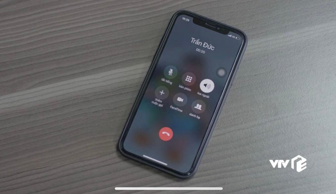 Tập phim bắt đầu bằng cuộc điện thoại giữa Đông Hòa và người bạn thân Trần Đức. Thời điểm màn hình điện thoại hiện giây thứ 20, nhưng thực tế hai người đã trò chuyện khoảng nửa phút. 