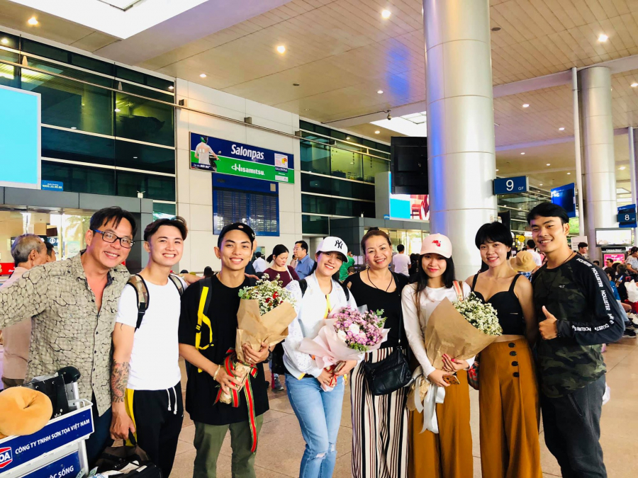 Hình ảnh vợ chồng Khánh Thi - Phan Hiển được đồng nghiệp và học trò chào đón tại sân bay khi mang vinh quang về nước.