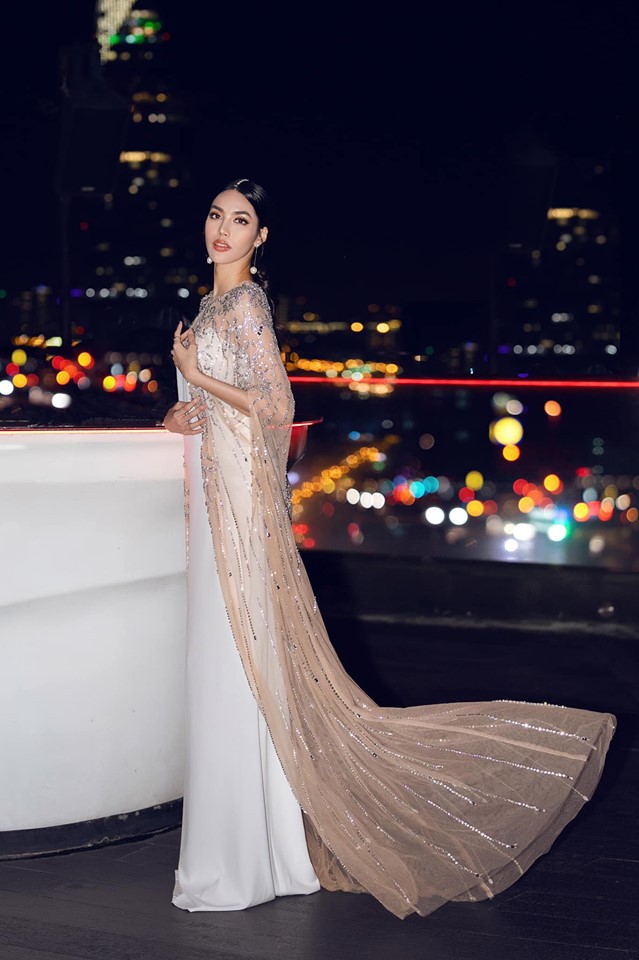 Hiện Lan Khuê đang mang thai hơn 5 tháng nhưng vẫn giữ được dáng vẻ thon gọn đáng ngưỡng mộ.