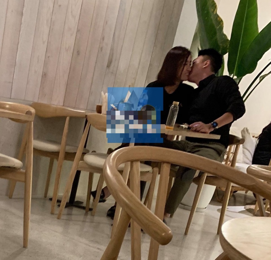 Hoa hậu Đỗ Mỹ Linh và chàng trai được cho là Bảo Hưng thân thiết ngồi sát cạnh nhau trong quán cafe.