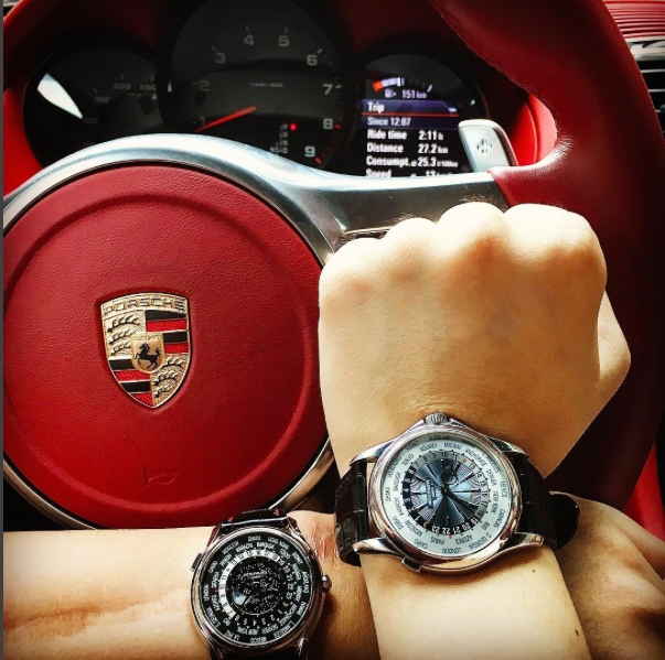 Đồng hồ Patek Philippe bạc tỷ và xe hơi Porsche đắt tiền.