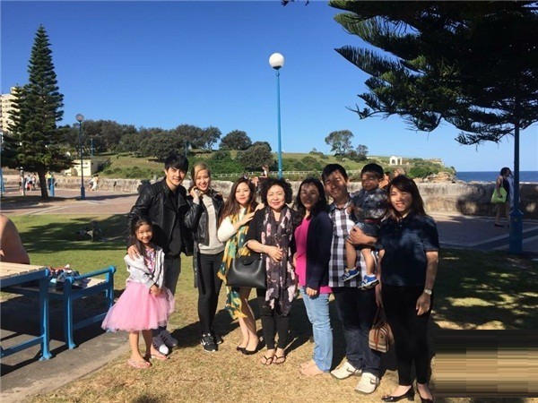 Đông Nhi cùng gia đình và người thân của Ông Cao Thắng ở Úc.