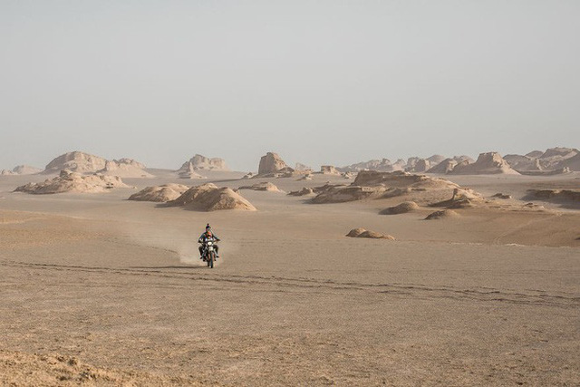 Cát bụi mịt mù ở sa mạc Iran vẫn không làm chùn bước tinh thần của người đam mê xê dịch
