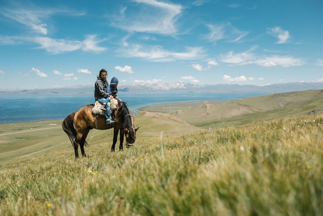 Cưỡi ngựa trên núi Kyrgyzstan là một hoạt động khá thú vị, nhất là trong khung cảnh hết sức nên thơ như thế này.