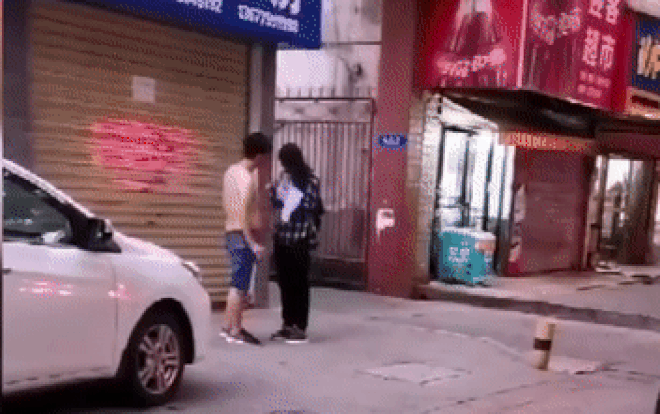 Cô gái bị người đàn ông nghi say rượu đánh giữa phố.