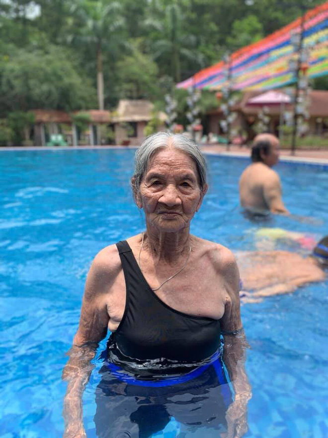 Cụ bà gần 90 tuổi nhưng vẫn bơi lội rất khỏe mạnh.
