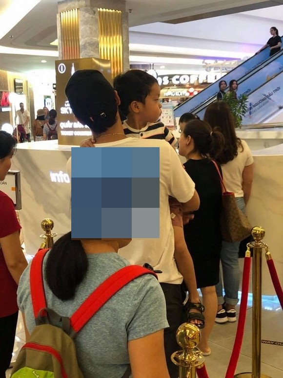Mới đây, mạng xã hội bất ngờ lan truyền hình ảnh của con trai Hà Tăng thu hút sự chú ý của đông đảo người hâm mộ. Theo đó, Richard được bố Louis Nguyễn dẫn đi chơi tại một trung tâm thương mại ở Sài Gòn.    