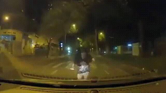 Cô gái lao đầu vào ô tô khiến mọi người khó hiểu.