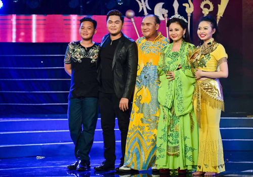 Hình ảnh các thành viên gia đình Duy Phương – Lê Giang xuất hiện đầy đủ khi tham gia một gameshow truyền hình trước đây.  