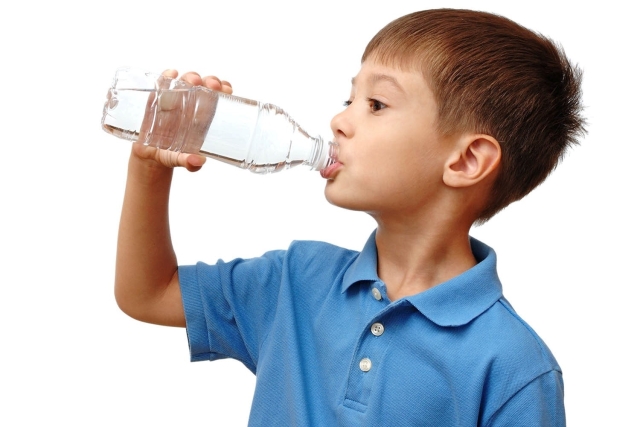 Trẻ uống nước không đi tiểu hoặc tiểu ít là bé đang có bệnh