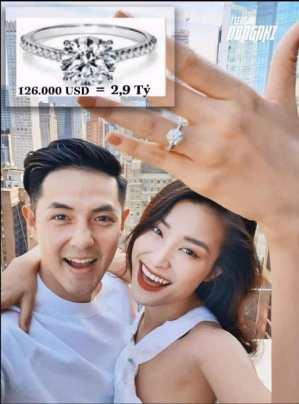 Được biết, chiếc nhẫn kim cương Tiffany & Co. 2,06 carat này có giá đến 2,9 tỷ đồng. Đây cũng là một trong những chiếc nhẫn kim cương dùng để cầu hôn thuộc hàng đắt nhất trong showbiz Việt. Bởi vậy mới nói, màn cầu hôn khiến fan chờ đợi hơn 10 năm này quá là xứng đáng.    