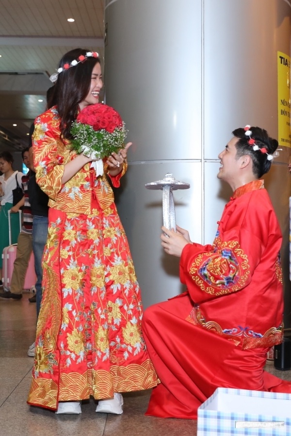 Khi fan yêu cầu tái hiện màn cầu hôn tại Mỹ, Ông Cao Thắng nhiệt tình quỳ gối, trao bó hoa và chiếc nhẫn mô hình.