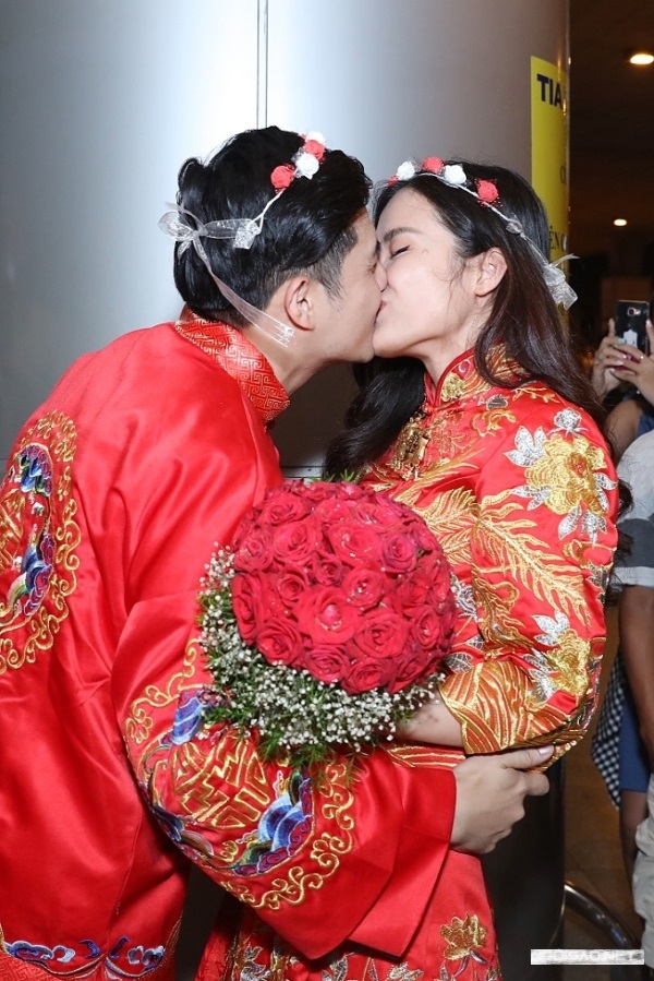 Cặp đôi không ngần ngại hôn nhau tình tứ trước đông đảo khán giả và người dân tại sân bay.