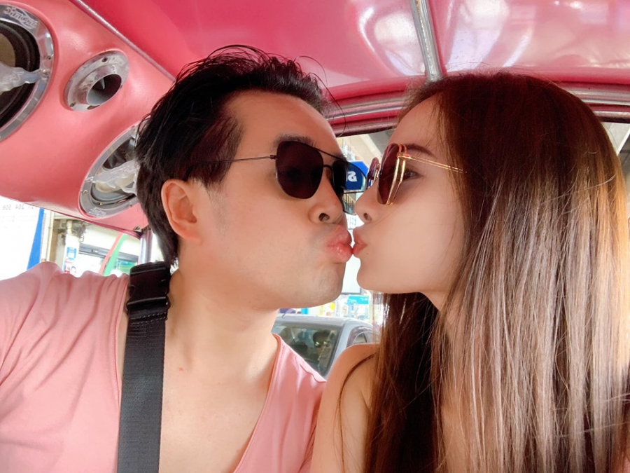 Vợ chồng Dương Khắc Linh - Sara Lưu tình tứ trong chuyến du lịch ở Bangkok (Thái Lan).