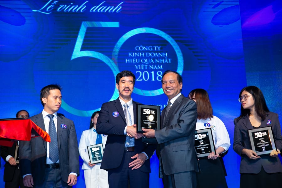 Ông Nguyễn Quốc Khánh, Giám đốc Điều hành Vinamilk đại diện nhận giải thưởng Top 50 Doanh nghiệp kinh doanh hiệu quả nhất Việt Nam 2018