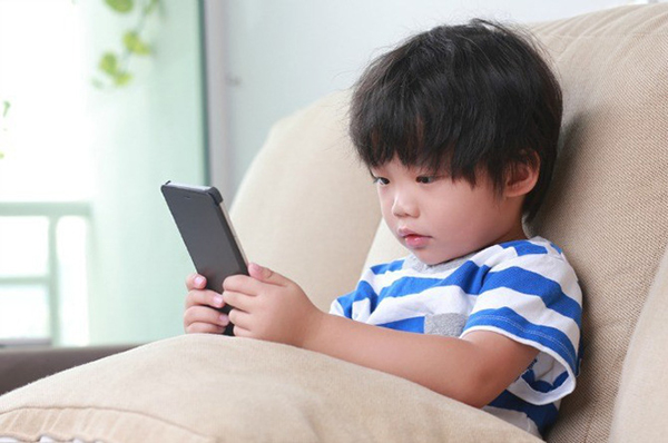 Việc cho trẻ nhỏ chơi điện thoại sẽ dẫn tới nhiều hậu quả đáng tiếc