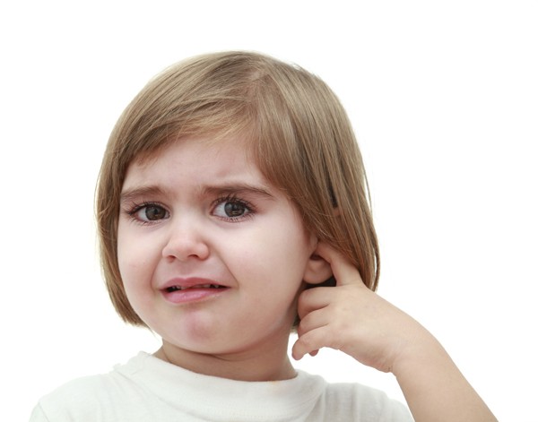 Khi trẻ thường xuyên ngoáy tai cha mẹ cần lưu ý