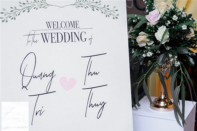 Bảng tên cô dâu chú rể đơn giản mà sang trọng với nền trắng, chữ đen.