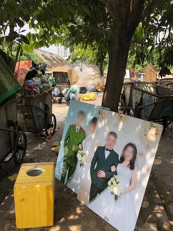 2 tấm hình cưới bị bỏ ở bãi rác.