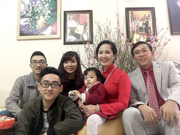Gia đình hạnh phúc bên hai con trai, con dâu và cháu nội của nghệ sĩ Lan Hương - Đỗ Kỷ.    