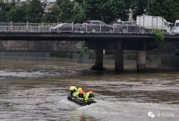 Cảnh sát tìm kiếm thi thể đứa trẻ bị bố ném xuống sông.