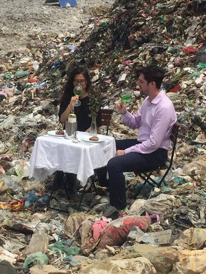 Cặp đôi ăn trưa ngay trên bãi rác Nam Sơn.