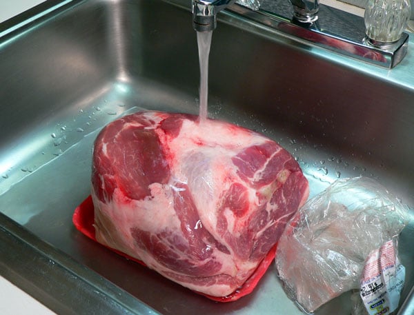 Rửa thịt trong chậu rửa bát là sai lầm