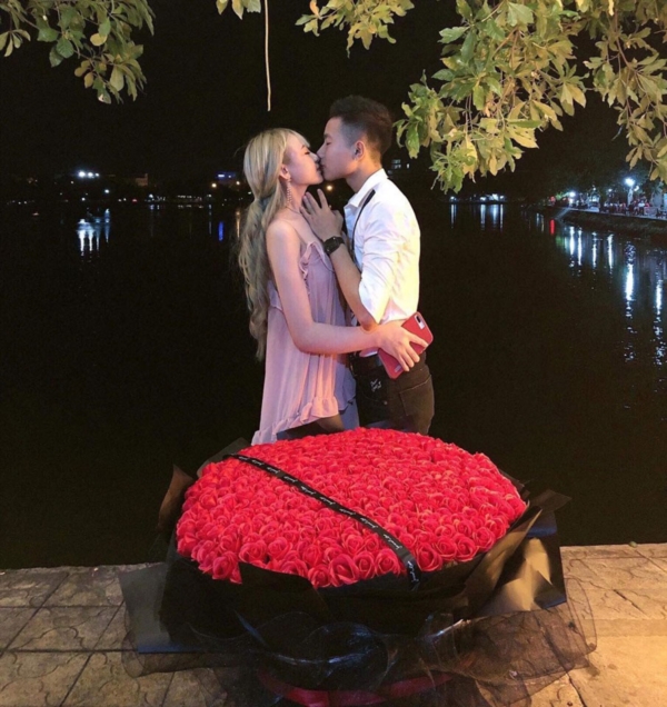 Chàng trai cầu hôn cô gái bằng 365 bông hồng.