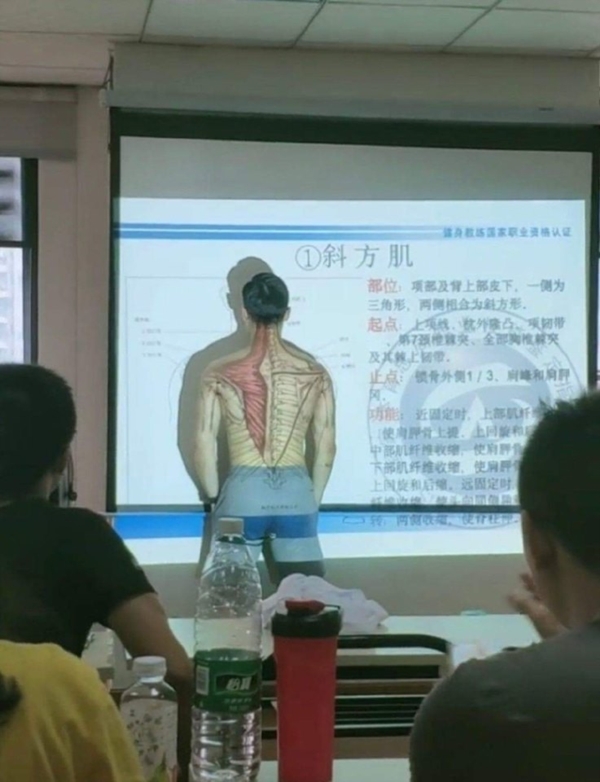 Thầy giáo dạy Sinh lấy body để minh họa cho học trò dễ hiểu bài. Ảnh: Weibo.