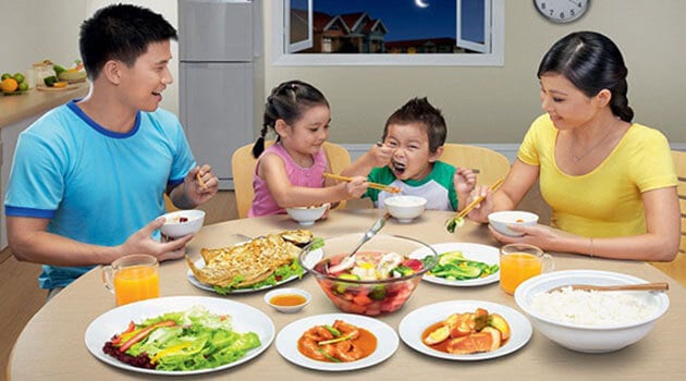 Cho trẻ ăn cơm chan canh hại dạ dày