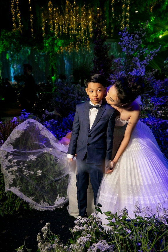 Subeo xuất hiện vô cùng thân thiết bên Đàm Thu Trang trong ngày cưới của bố.