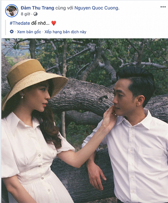 Đàm Thu Trang cũng chọn bức ảnh ghi lại khoảnh khắc tình tứ của cả hai kèm dòng trạng thái ngắn nhưng dạt dào tình cảm. 