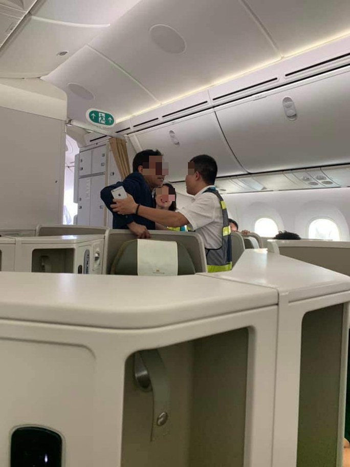 Cơ trưởng từ chối phục vụ hành khách sàm sỡ cô gái trẻ trên máy bay.